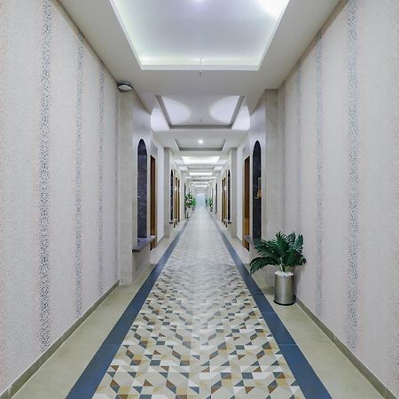 Oyo Hotel Fountain Surat Buitenkant foto