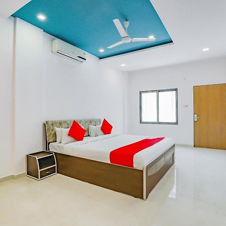 Oyo Hotel Fountain Surat Buitenkant foto
