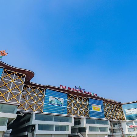 Oyo Hotel Fountain Surat Buitenkant foto