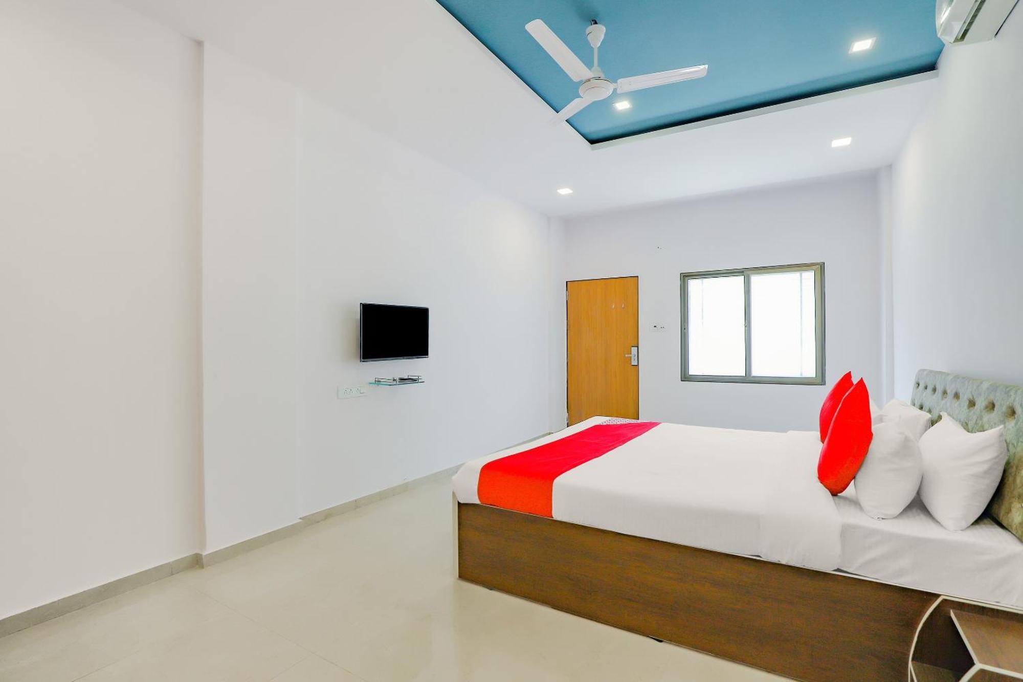 Oyo Hotel Fountain Surat Buitenkant foto