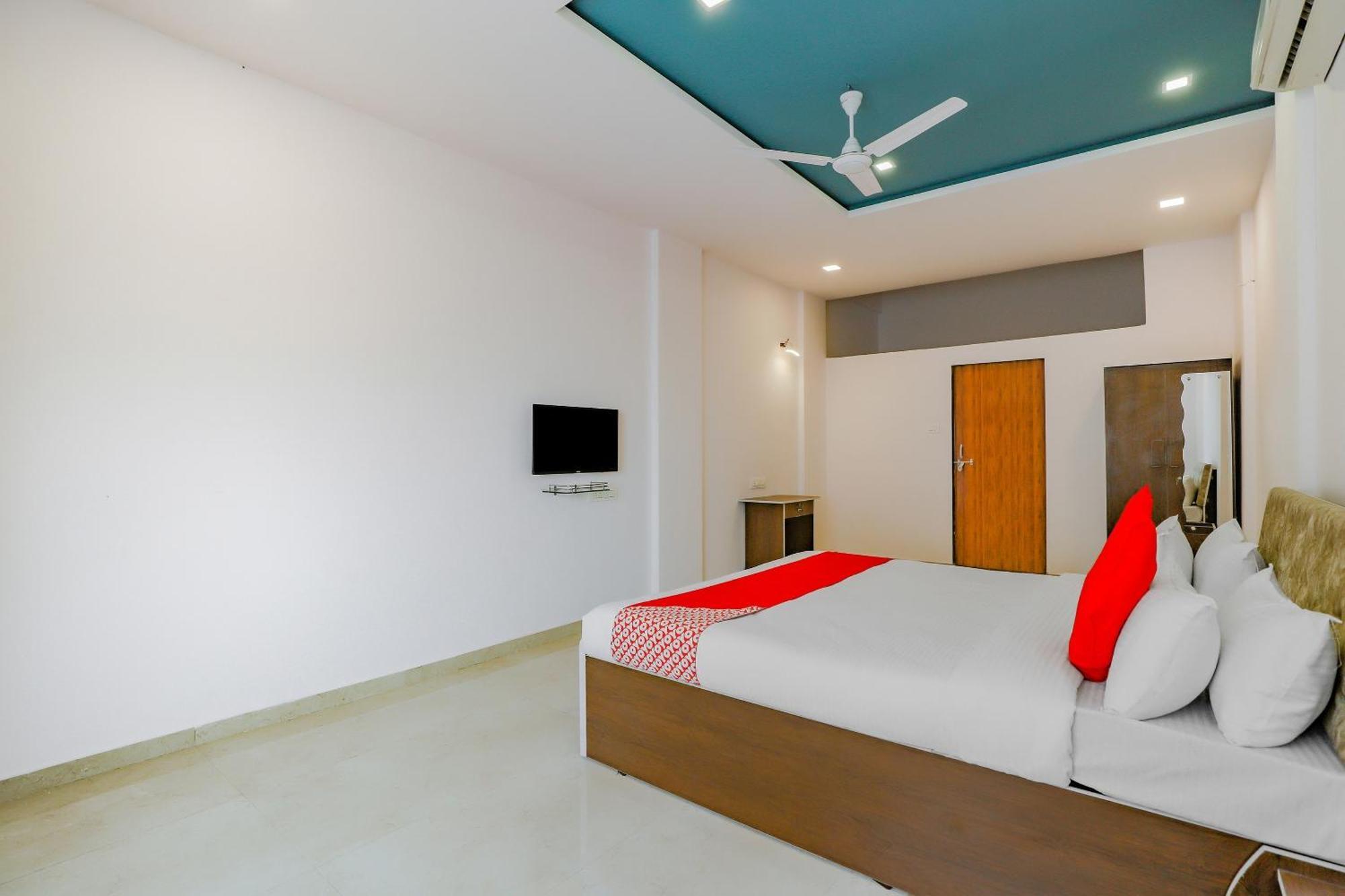 Oyo Hotel Fountain Surat Buitenkant foto