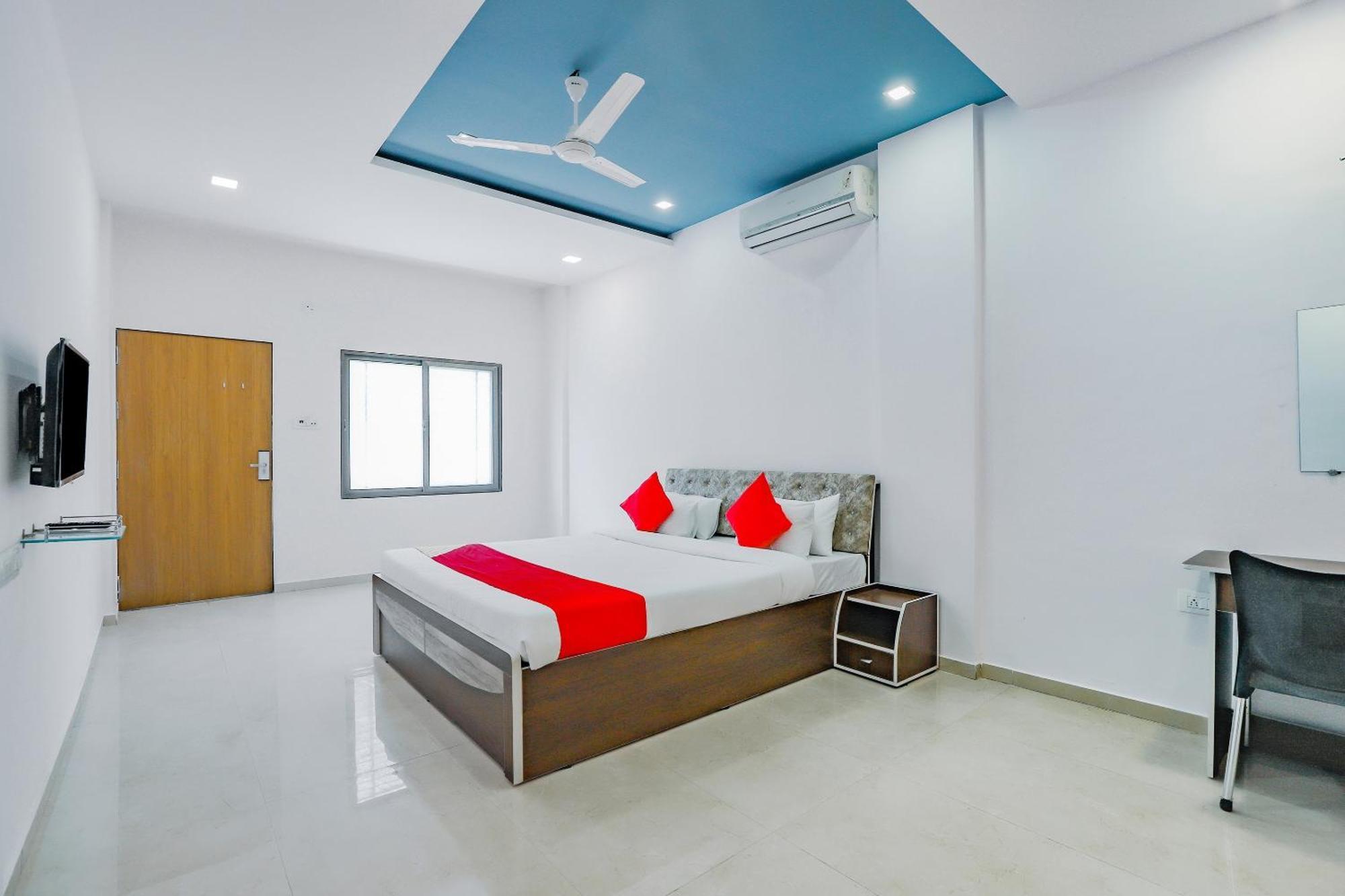 Oyo Hotel Fountain Surat Buitenkant foto