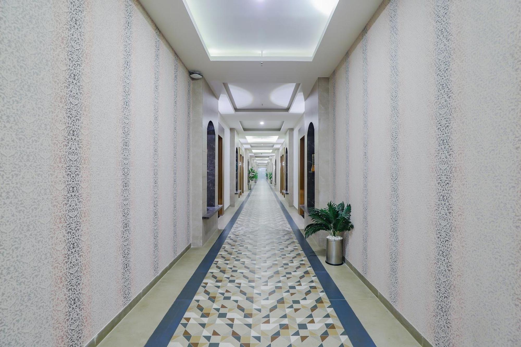 Oyo Hotel Fountain Surat Buitenkant foto