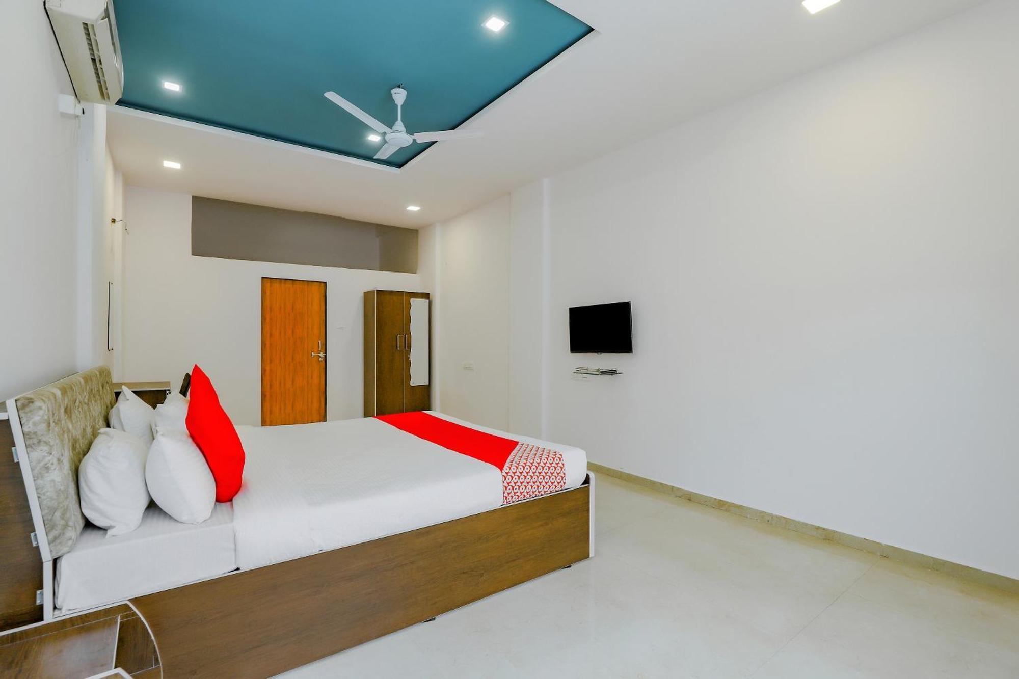 Oyo Hotel Fountain Surat Buitenkant foto