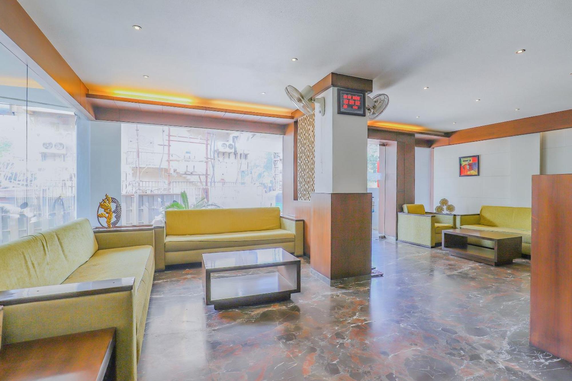 Oyo Hotel Fountain Surat Buitenkant foto