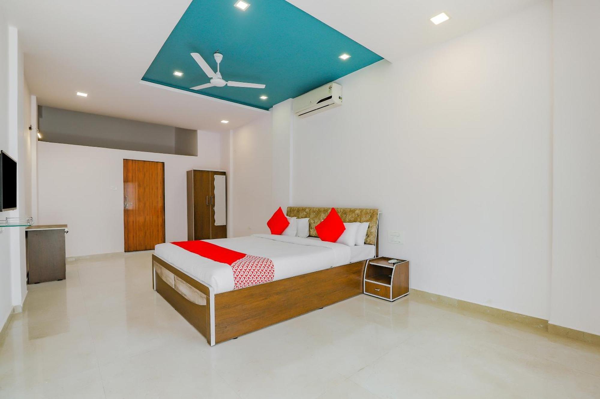 Oyo Hotel Fountain Surat Buitenkant foto