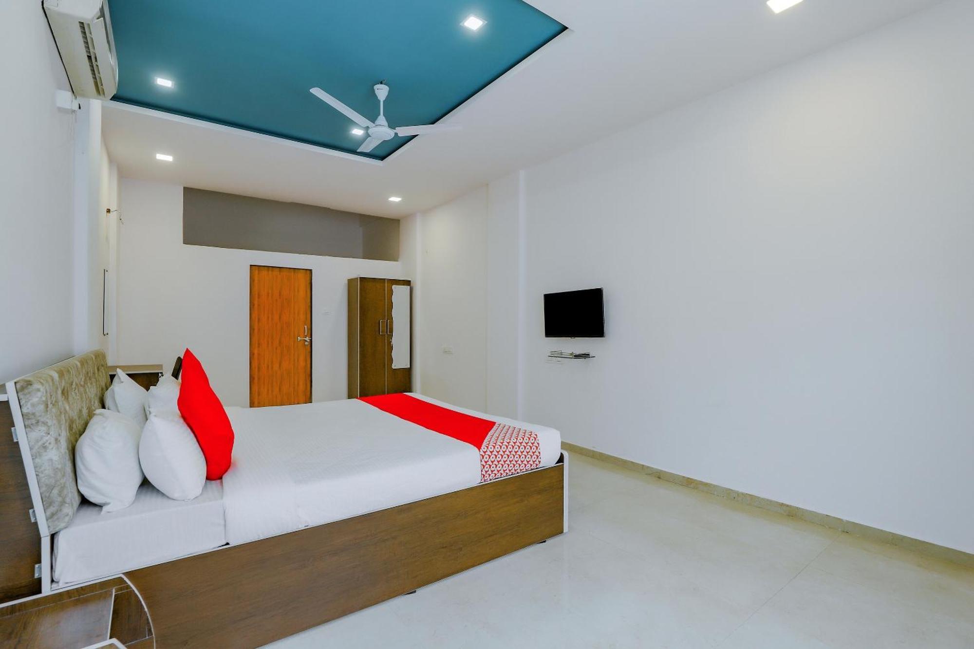 Oyo Hotel Fountain Surat Buitenkant foto