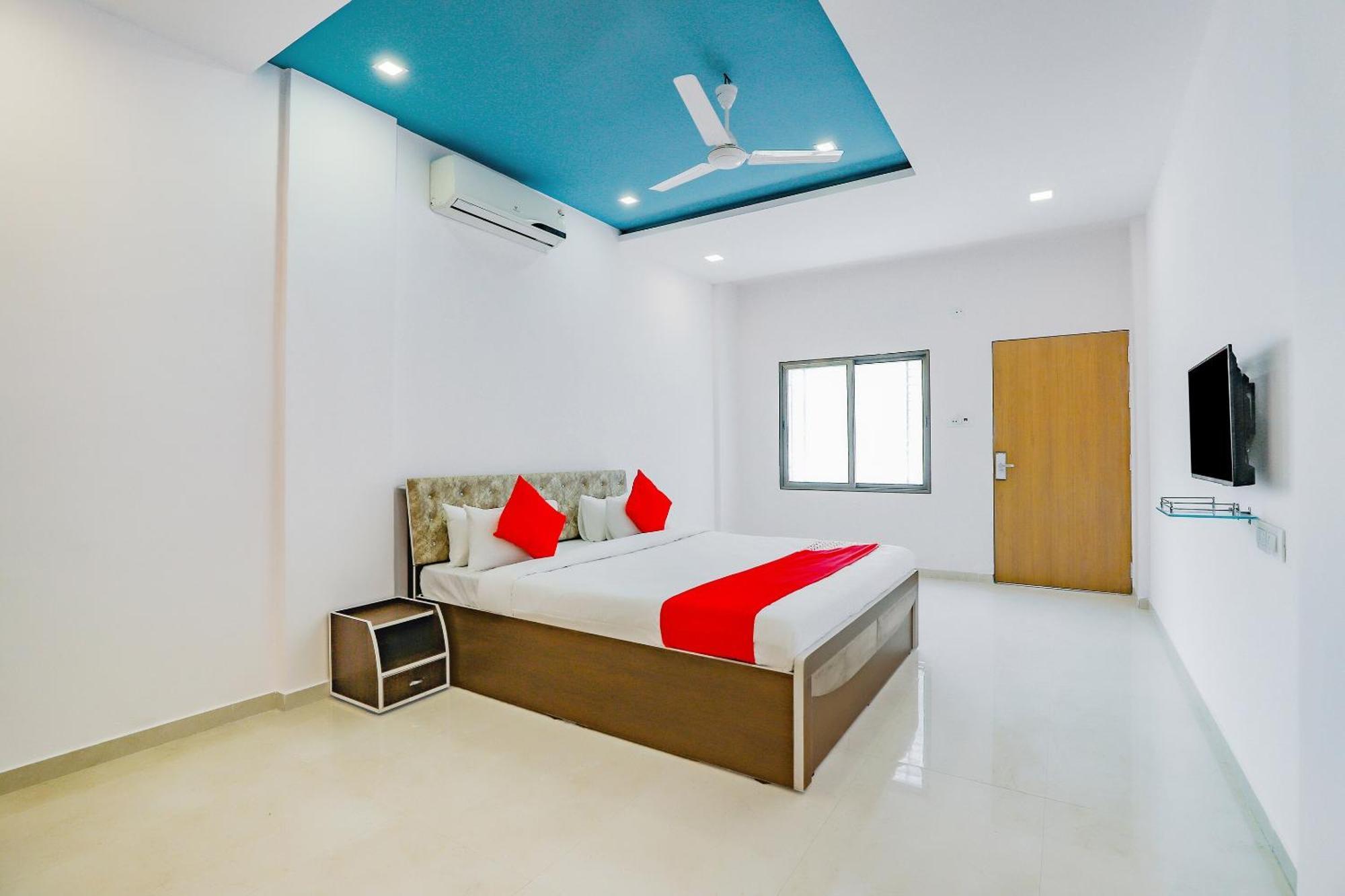 Oyo Hotel Fountain Surat Buitenkant foto